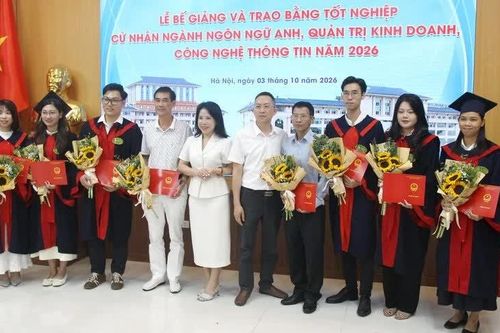 Hơn 100 sinh viên hệ vừa làm, vừa học HUBT nhận bằng tốt nghiệp