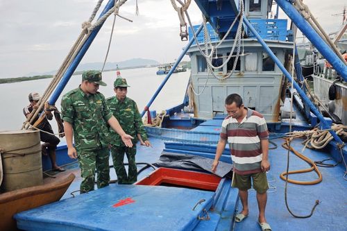 Hải đoàn Biên phòng 18 tạm giữ phương tiện chở khoảng 50.000 lít dầu DO không rõ nguồn gốc