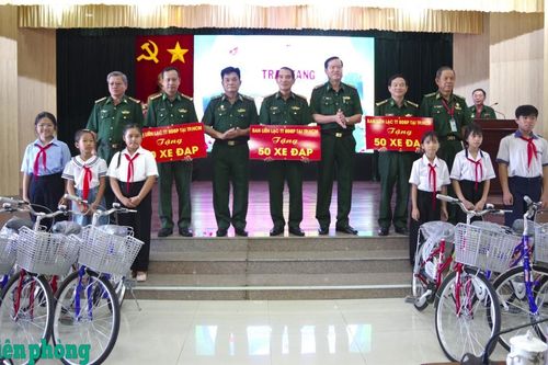 Ban Liên lạc truyền thống Bộ đội Biên phòng tại thành phố Hồ Chí Minh trao tặng 150 xe đạp cho học sinh khó khăn khu vực biên giới
