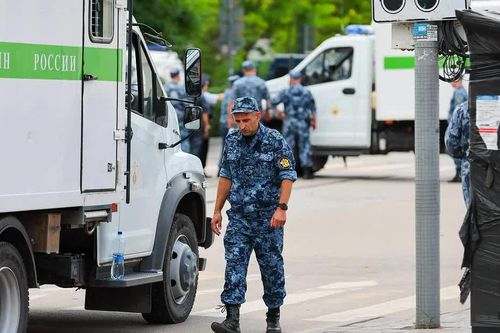 Tù nhân cướp súng tấn công tàu chở phạm nhân ở Nga