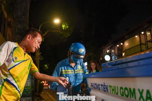 Hà Nội lần đầu thí điểm xe điện, túi tiêu chuẩn để thu gom rác thải