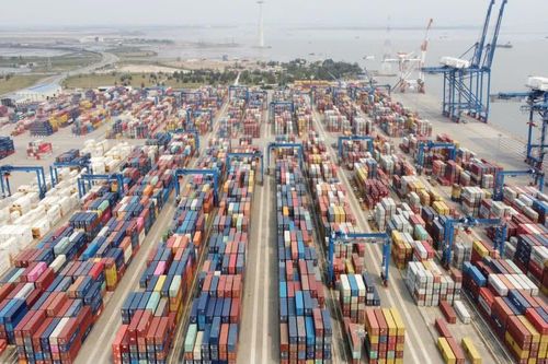 Việt Nam xuất siêu trở lại sau 9 tháng nhập siêu
