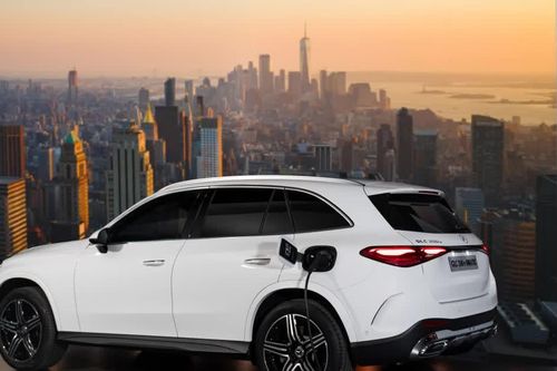 Xe Mercedes bán chạy nhất Việt Nam thêm bản hybrid, giảm giá bản xăng