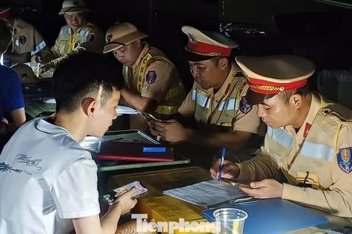 Trắng đêm xử lý thanh thiếu niên kẹp ba, che biển số xe