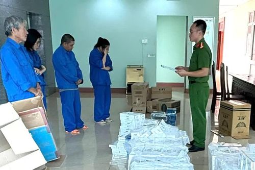 4 người trong một gia đình cùng bị khởi tố, công an thu giữ gần 9000 gói thuốc lá nhập lậu