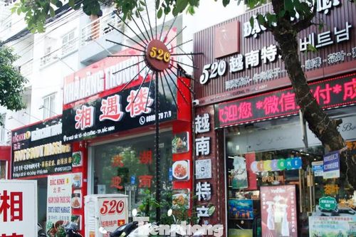 Biển hiệu chữ nước ngoài 'lấn át' tiếng Việt trên đường phố Bắc Ninh