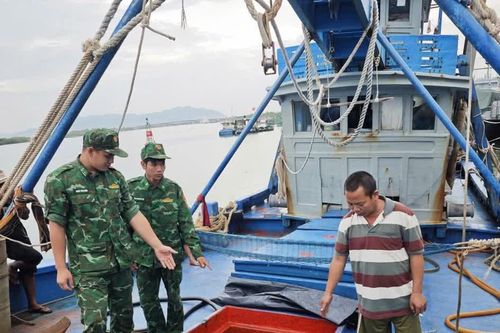 Bắt giữ tàu chở 50.000 lít dầu không rõ nguồn gốc