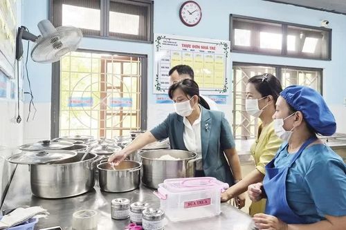 Huế nghiêm cấm cắt xén khẩu phần ăn học sinh