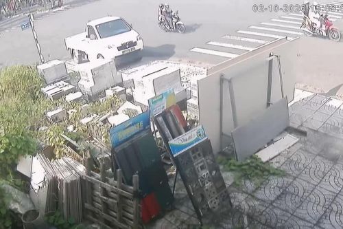 Camera ghi lại vụ bé trai 15 tuổi lên xe tải phóng vút đi
