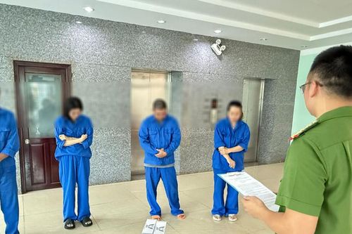 Khởi tố 4 người trong gia đình mua bán thuốc lá lậu