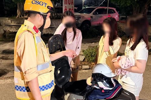 Nữ sinh lớp 12 chở 'kẹp 3', mang theo 6 mũ bảo hiểm nhưng không đội