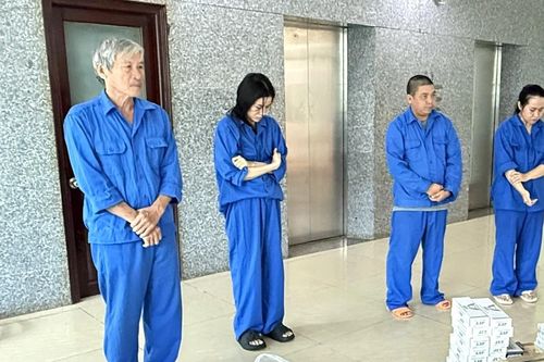 Bố mẹ, con gái và con dâu cùng vận hành đường dây thuốc lá lậu