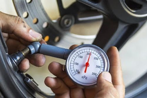 Lốp xe máy bơm càng căng càng tiết kiệm xăng, đúng hay sai?