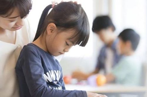 'Con nhà người ta' và cái bẫy so sánh khiến trẻ ngày càng tự ti