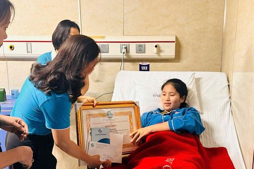Trao Bằng khen của Trung ương Hội Phụ nữ cho cô giáo dũng cảm cứu học sinh