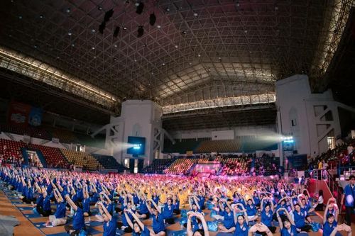700 mẹ bầu đồng diễn yoga lan tỏa thông điệp về một thai kỳ hạnh phúc