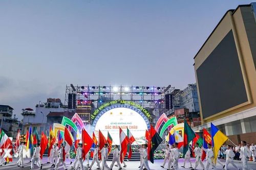 Hà Nội: Sắc màu năm châu hội tụ quanh khu vực hồ Hoàn Kiếm