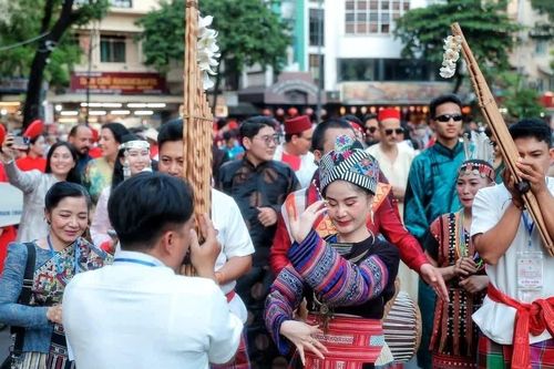 Bức tranh rực rỡ trong Lễ hội diễu hành đường phố 'Sắc màu năm châu' Hà Nội 2026