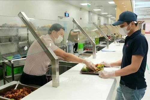Thu nhập người lao động tăng, áp lực chi phí sinh hoạt vẫn hiện hữu