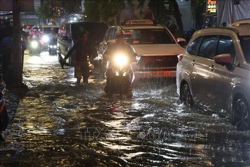 Khuyến cáo không cố vượt vùng ngập, bảo đảm an toàn giao thông