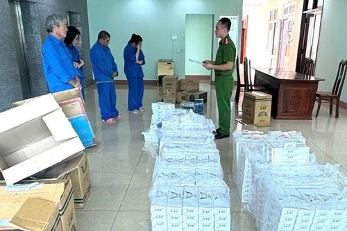 Cất giấu thứ không ngờ tại nhà, 4 người trong một gia đình bị khởi tố