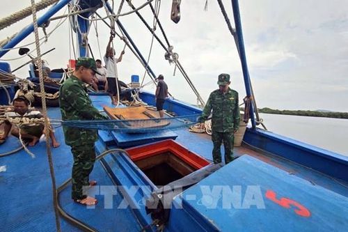 Bộ đội Biên phòng tạm giữ tàu chở 50.000 lít dầu không rõ nguồn gốc