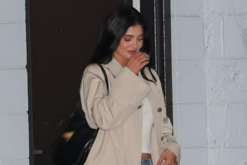 Kylie Jenner lăng xê áo khoác thịnh hành từ những năm 1900