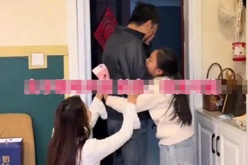 Đến nhà vợ cũ đưa tiền chu cấp cho con, người đàn ông rơi vào tình cảnh khó xử