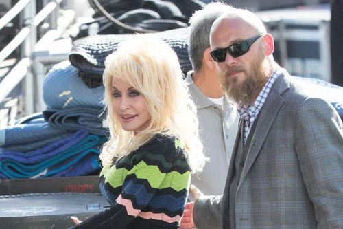 Cháu trai Dolly Parton xin hoãn phiên tòa liên quan lệnh cấm tiếp xúc