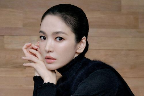 Song Hye Kyo vuốt tóc ra sau, lộ rõ 'điểm vàng' trên gương mặt
