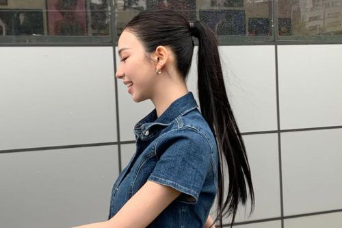 Karina (aespa) diện đồ denim, khoe đường nét gương mặt sắc sảo