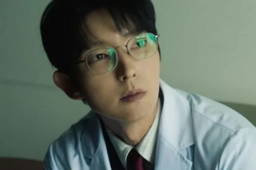 Lee Joon Gi tái xuất sau 3 năm, hóa người cha liều mình cứu con gái