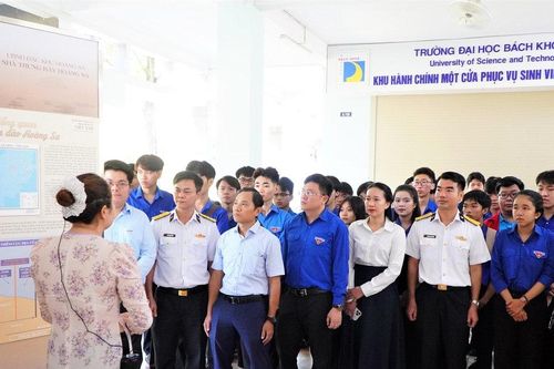 Khai mạc triển lãm 'Tuổi trẻ với biển đảo quê hương'