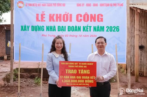 Ban Vận động Quỹ Vì người nghèo thành phố hỗ trợ xã Phú Trung xây dựng 17 căn nhà đại đoàn kết