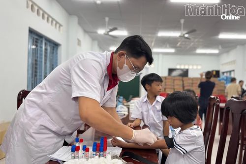 Khám sàng lọc bệnh lý huyết học, nội khoa cho hơn 110 người già, trẻ em
