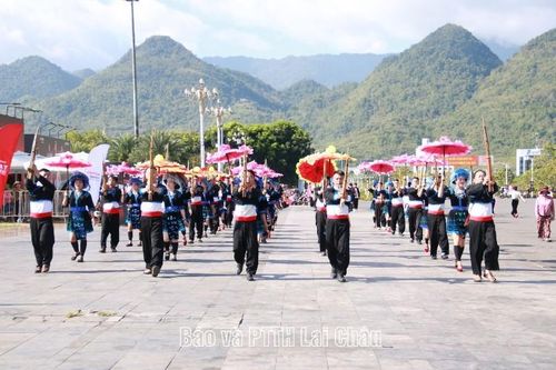 Rực rỡ sắc màu Carnaval trên đường phố Lai Châu
