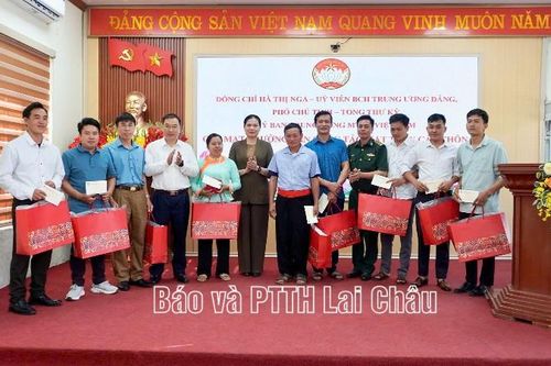 Gặp mặt, tặng quà trưởng ban công tác mặt trận các bản của xã Sin Suối Hồ