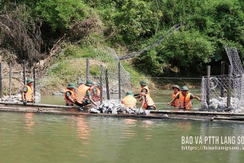 Cầu tạm vững lòng dân