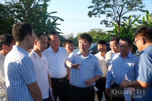 Đồng chí Chủ tịch UBND tỉnh kiểm tra dự án khu đô thị tại phường Đồng Hới