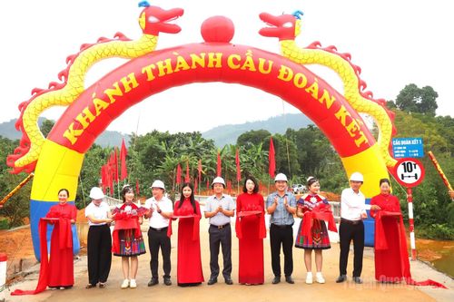 Trưởng Ban Tổ chức Tỉnh ủy dự Lễ khánh thành cầu ở xã Đồng Tâm