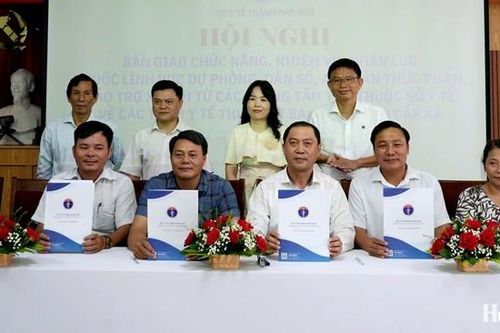 Bàn giao 190 cán bộ về trạm y tế cấp xã