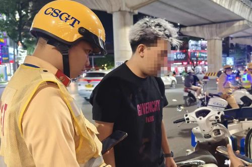 Hà Nội: CSGT dùng xe đặc chủng tuần tra xuyên đêm, hàng loạt 'quái xế' bị tạm giữ xe