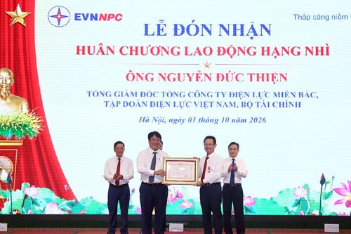 EVNNPC đón nhận Cờ Thi đua của Chính phủ, hoàn thành xuất sắc các nhiệm vụ 9 tháng năm 2026