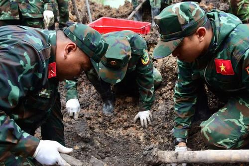 Vượt nắng, thắng mưa, quy tập thêm nhiều hài cốt liệt sĩ tại Công viên Lê Thị Riêng