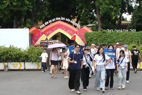 Thí sinh IOAA 2026 khám phá văn hóa Hà Nội
