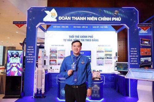Phó Chủ tịch Thường trực Hội LHTN tỉnh Hà Ngọc Huy nhận Giải thưởng Nguyễn Chí Thanh