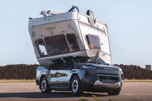 Thử nghiệm điên rồ của Toyota: Thả vật nặng 760kg từ trên cao xuống Hilux BEV và cái kết khiến nhiều người bất ngờ