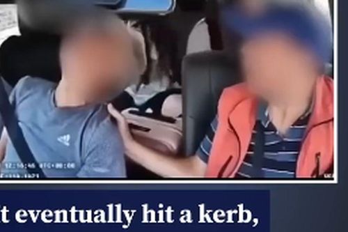 Tài xế bất tỉnh khi đang lái xe, hành khách hoảng loạn điều khiển taxi giữa đường