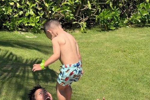 Tiểu thư Hà thành cùng chồng cầu thủ 1m87 đưa con trai đi biển, mẹ diện bikini đẹp nõn nà, bố khéo chăm con