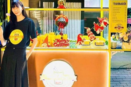 'Người mẫu gầy nhất Việt Nam' bán trà muối ớt ở vỉa hè